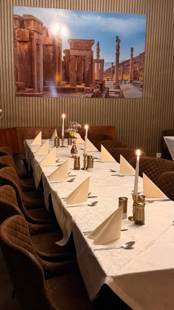 Festlich gedeckte Eventtafel mit Kerzen im PARS Restaurant Fulda