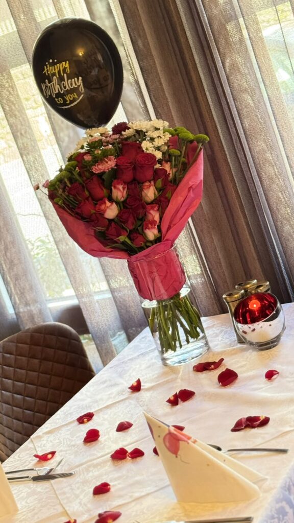 Festlich dekorierter Geburtstagstisch mit Blumen im PARS Fulda