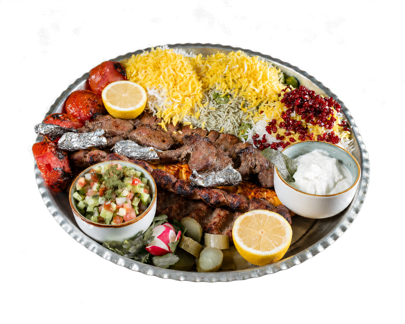 Persische Grillplatte mit Reis, Spießen, Grilltomaten und Beilagen