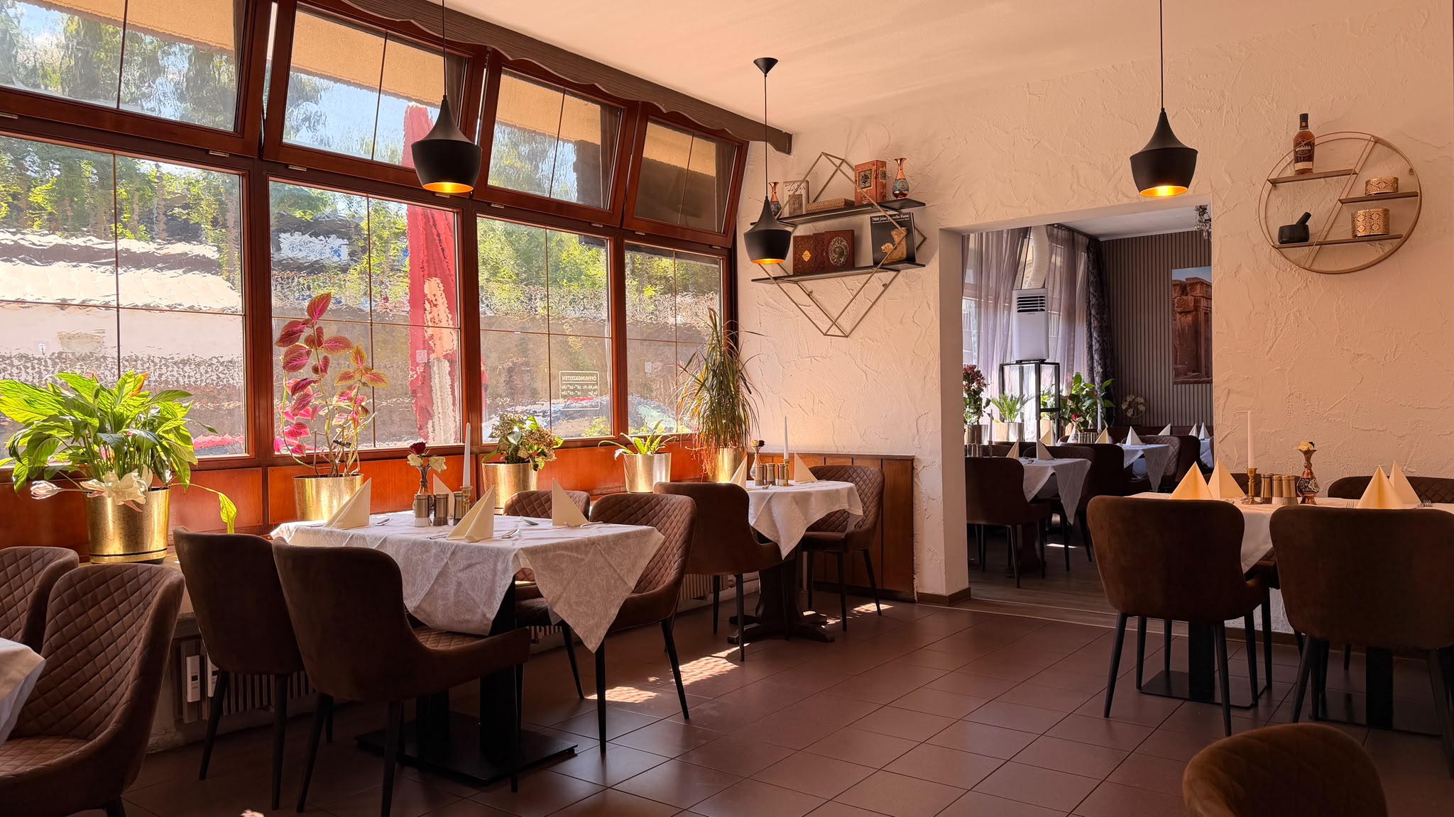 Heller Gastraum des PARS Restaurants bei Tageslicht