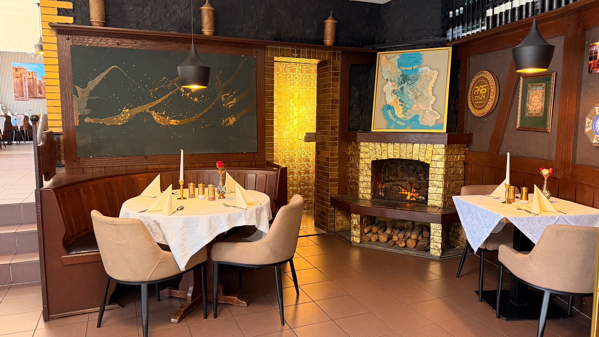 Gemütlicher Gastraum des PARS Restaurants mit Kamin