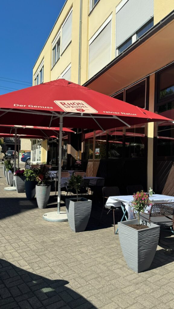 Außenterrasse des PARS Restaurants in Fulda mit gedeckten Tischen